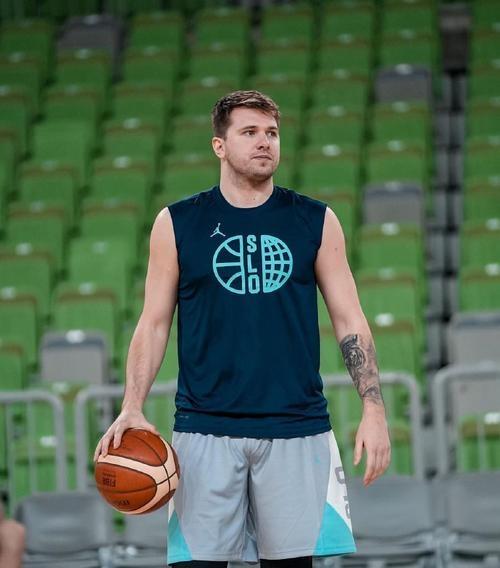 爱游戏官网-东契奇连续五场比赛得分超过晋级下一阶段，法国队不断突破！观众掌声雷动的简单介绍